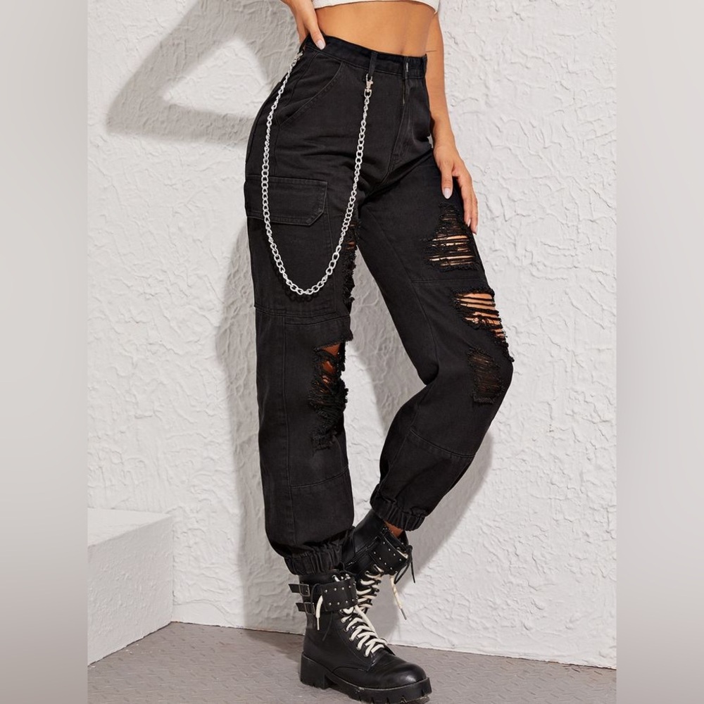 Flap Pocket Side Ripped Cargo Jeans With Chain (removable)